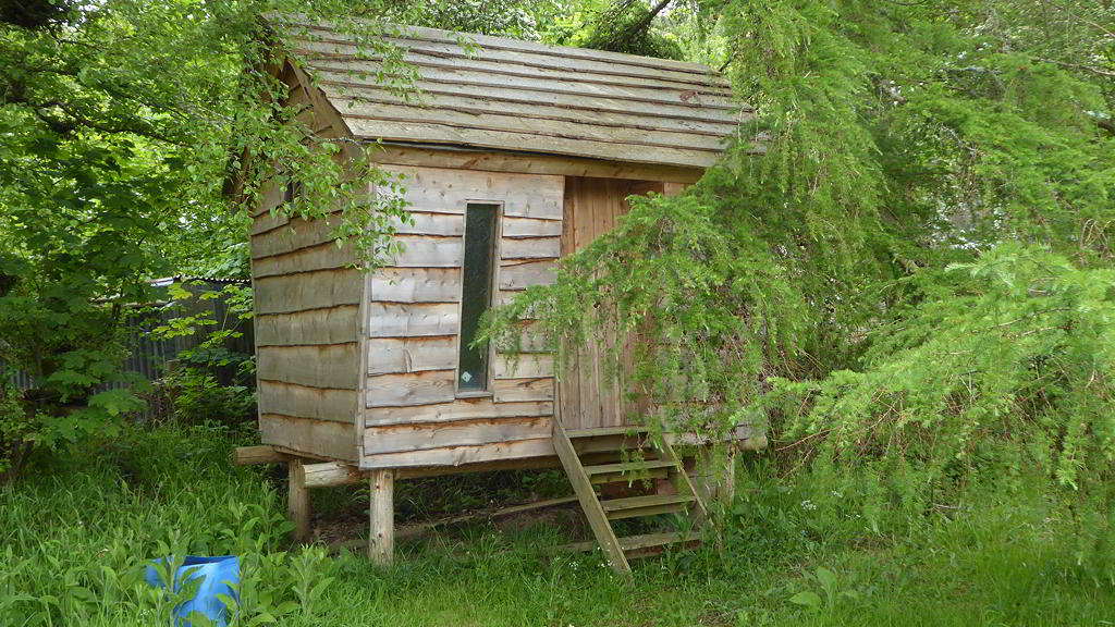 Lavatory hut